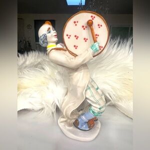 Vintage clown. No nicks or chips. Great condition .